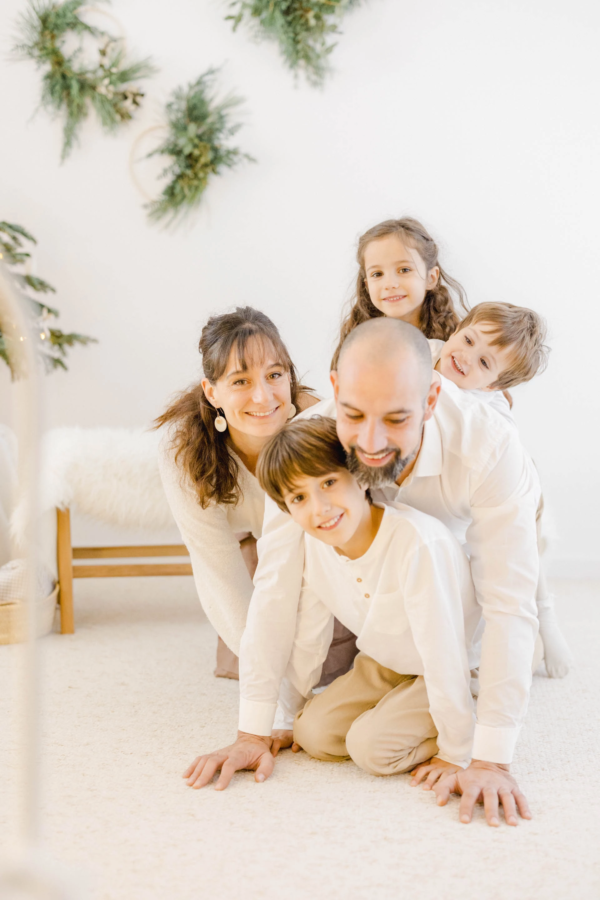 bonheur enfant sourire famille jouer avec les enfants